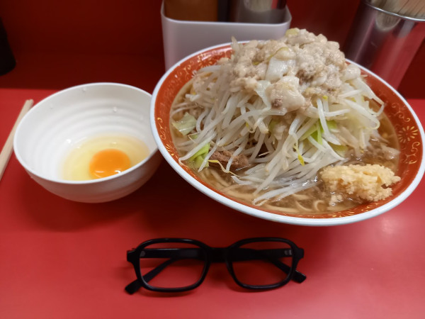 「大ラーメン(野菜・にんにく・あぶら)生玉子」@ラーメン二郎 上野毛店の写真