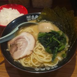 醤油味玉ラーメン+無料小ライス・のり2枚