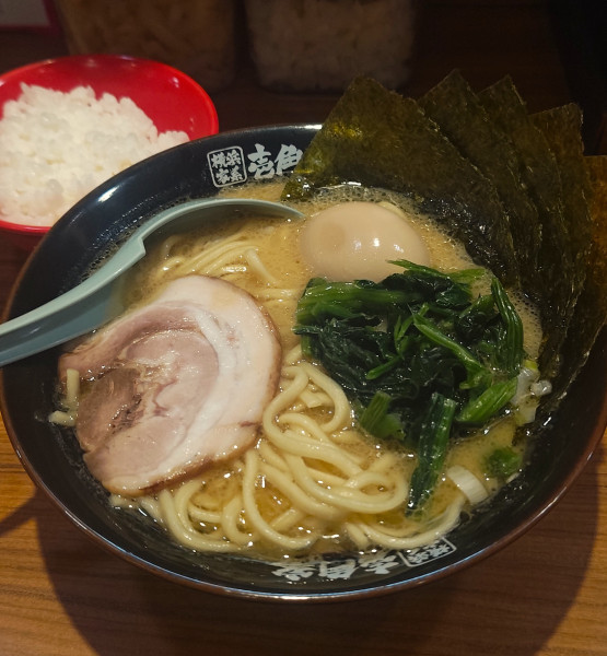 「醤油味玉ラーメン+無料小ライス・のり2枚」@横浜家系ラーメン 壱角家 御徒町店の写真