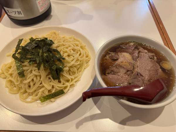 「チャーシューざるらぁめん+チャーシュー炙り」@らぁめん ほりうち 新橋店の写真