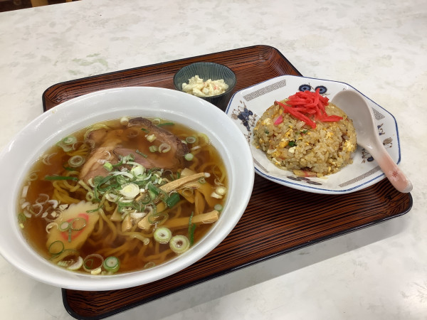 「ラーメン、半チャーハンセット　800円」@善磯の写真
