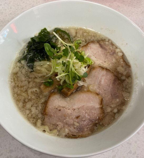 「【限定】昆布・椎茸・3種の煮干しの背油塩らぁ麺」@ラーメン星印の写真