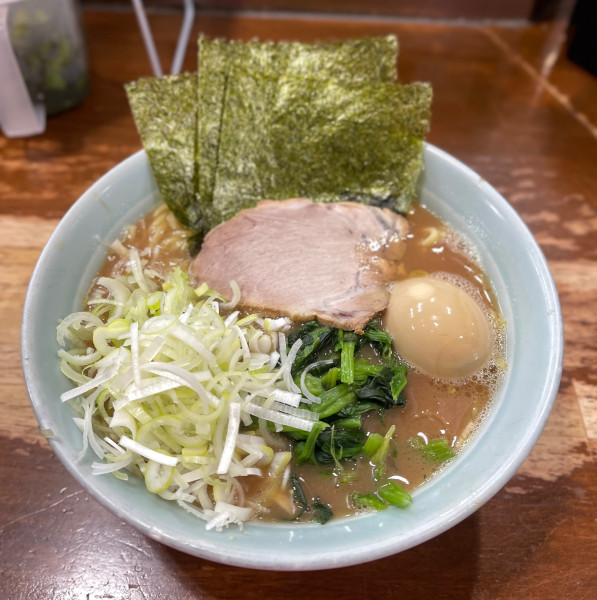 「味玉ラーメン＋味付けネギ（白）」@横浜家系ラーメン 家家家 飯田橋店の写真