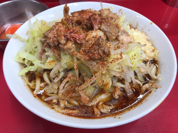 「ラーメン豚2枚(ニンニクアブラカラメ一味)+生たまご 1150円」@ラーメン二郎 越谷店の写真