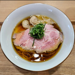特上醤油らぁ麺1900円 ＋鶏油そば600円（追加の場合のみ注文可能）