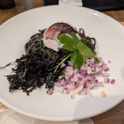 紋甲イカとイカ墨のまぜそば（950円）