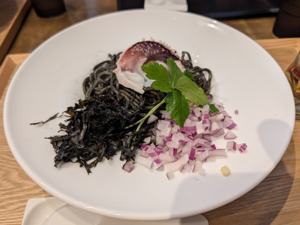 「紋甲イカとイカ墨のまぜそば（950円）」@Fishmenの写真