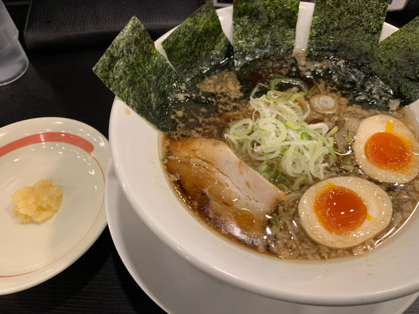 「郡山ブラック素らーめん(味玉にんにく背脂のり)」@幸楽苑 錦店の写真