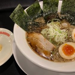 郡山ブラック素らーめん(味玉にんにく背脂のり)