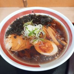 黒醤油ラーメン
