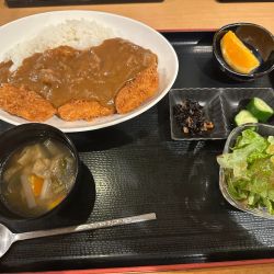 カツカレー弁当（カツカレー＋豚汁＋漬物＋小鉢）900円