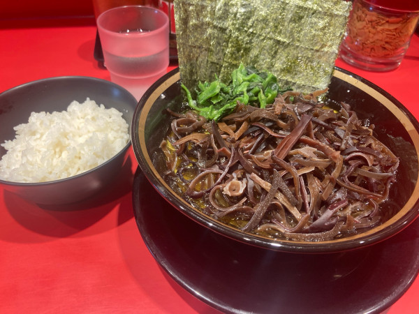 「ラーメン（きくらげ）＋小ライス」@環2家 川崎店の写真