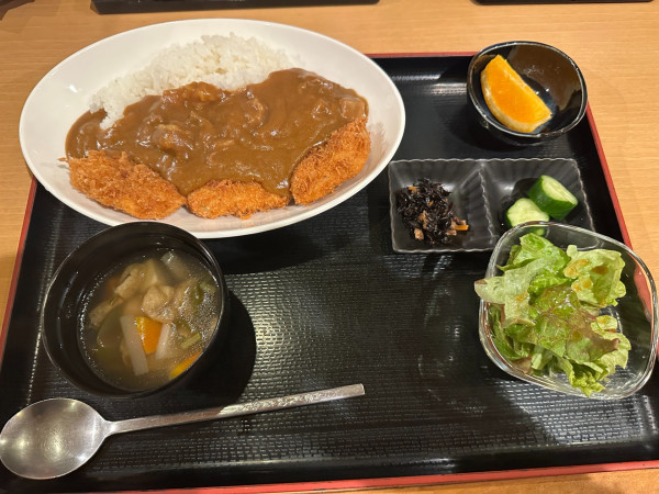 「カツカレー弁当（カツカレー＋豚汁＋漬物＋小鉢）900円」@炙り屋 田中の写真