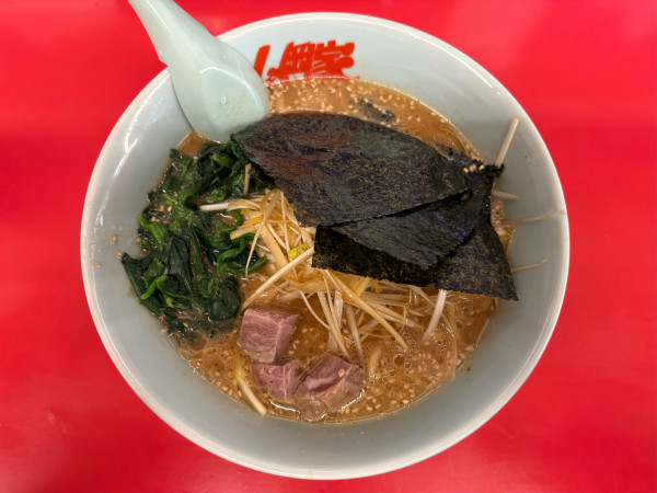 「味噌ネギラーメン 普通盛＋ホウレン草」@ラーメン山岡家 谷田部店の写真