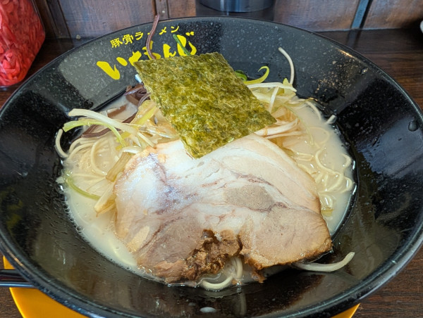 「白髪ネギラーメン（塩豚骨：650円）替玉（100円）」@豚骨ラーメン いちもんじ 北本店の写真