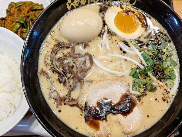 「九州熊本豚骨 黒マー油ラーメン味千＋半熟味玉＋ライス」@らぁめん花月嵐 武蔵小杉店の写真
