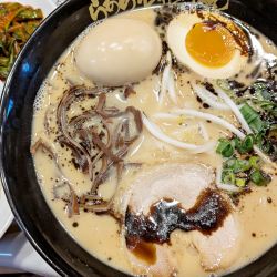 九州熊本豚骨 黒マー油ラーメン味千＋半熟味玉＋ライス