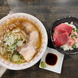 蔵出し醤油らーめん850円（あっさり） 半本鮪丼600円