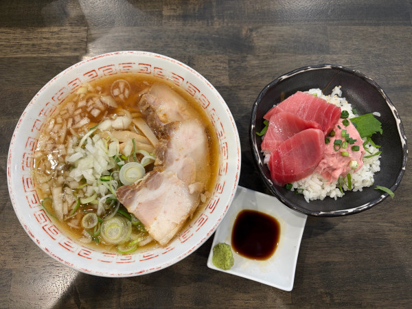 「蔵出し醤油らーめん850円（あっさり） 半本鮪丼600円」@喜多方食堂 麺や玄 佐倉分店の写真