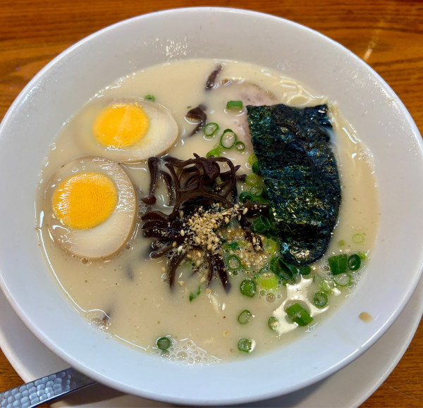 「まるきんラーメン＋煮玉子＋替玉」@博多まるきんラーメン 白金店の写真