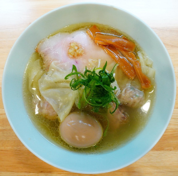 「MIXワンタン塩（平打ち麺）＋半熟煮玉子」@地球の中華そばの写真