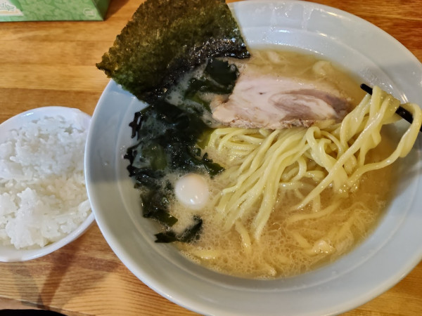 「味吉ラーメン(750)＋無料ライス(ランチ無限)」@味吉家 関内店の写真