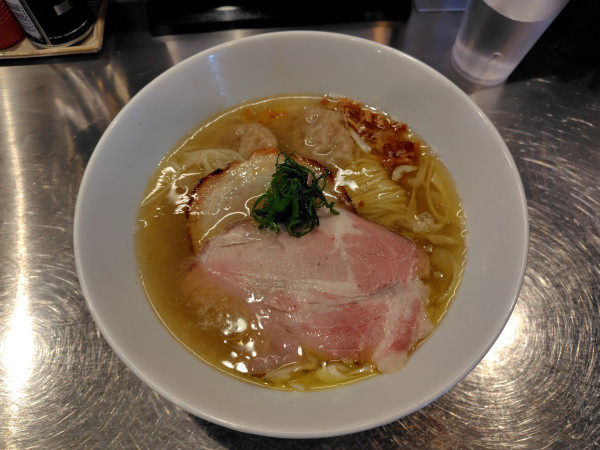 「ワンタン付き地鶏と豚の塩らぁ麺1200円」@麺しかのの写真