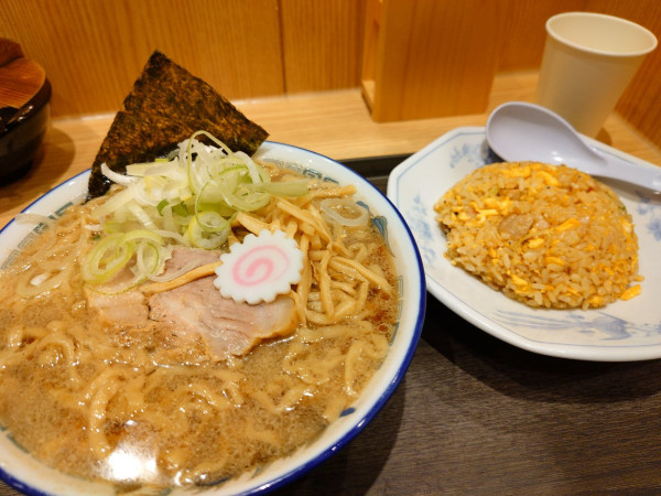 「らーめん大＋半チャーハン」@舎鈴 カインズスーパーセンター上里本庄の写真