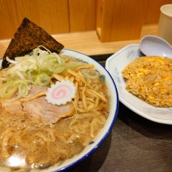 らーめん大＋半チャーハン