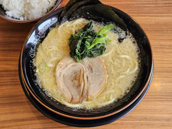 「塩家系ラーメン　780円」@横浜家系ラーメン壱角家 弘前店の写真