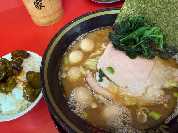 「ラーメン並＋味付うずら5個＋ライス」@家系ラーメン大﨑家 末広町店の写真