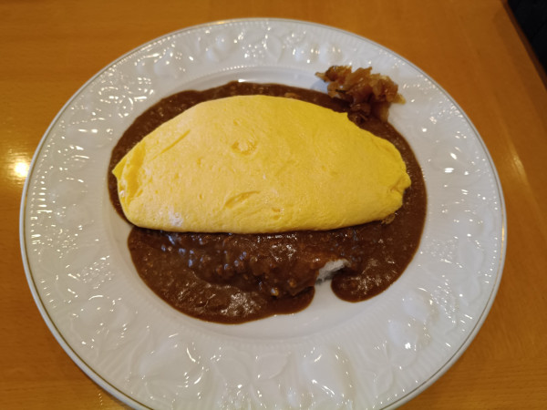 「ドライカレー・オムレツのせ　　1200円」@神田ルー・ド・メール Loup de merの写真