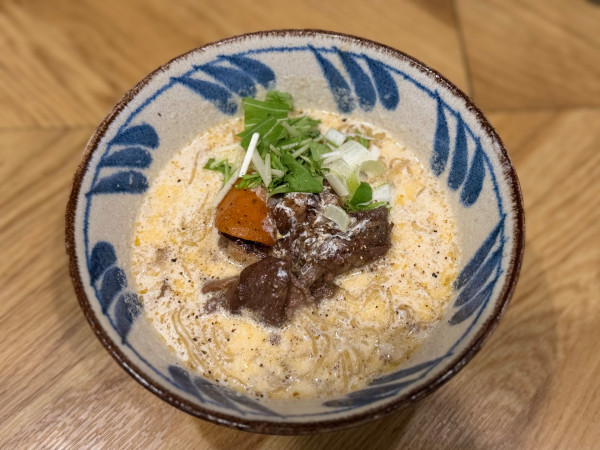 「牛すじシチューラーメン 1050円」@イタリアンラーメン テノヒラの写真