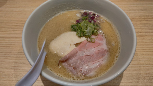 「くらむの豚骨らぁ麺 ¥1,000」@貝出汁中華そば くらむ 歌舞伎町店の写真