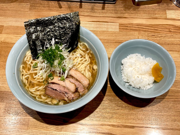 「豚骨醤油 大＋小ライス」@豚骨醤油 三輪の写真