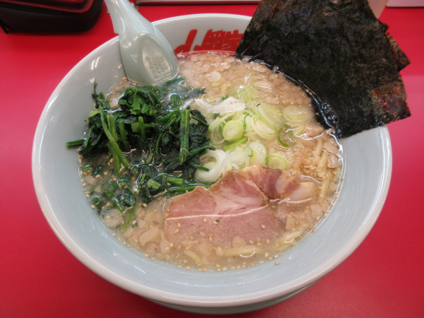 「塩ラーメン（６９０円）＋背脂変更１００円」@ラーメン山岡家 阿見店の写真