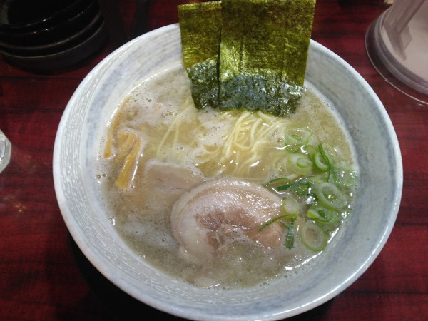 「鶏とんこつラーメン８８０円」@焦がしらーめん 麺屋 誠の写真