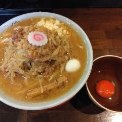 ラーメン1200円麺少なめ(生卵付き)、くた野菜ニンニク脂