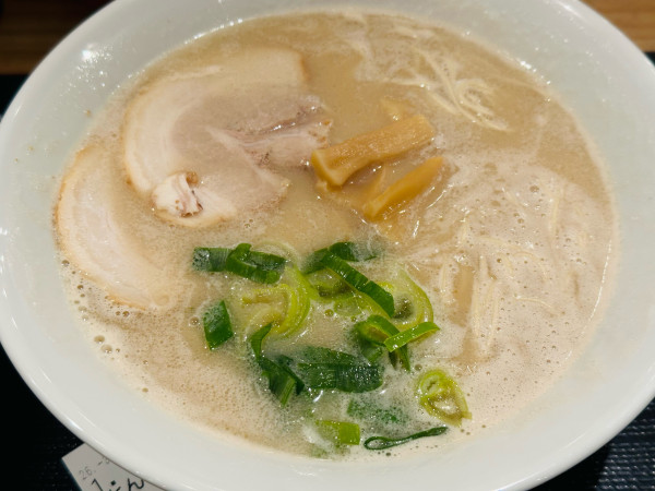 「豚骨ラーメン 500円 深夜料金 50円」@秋葉原ラーメンセンターの写真