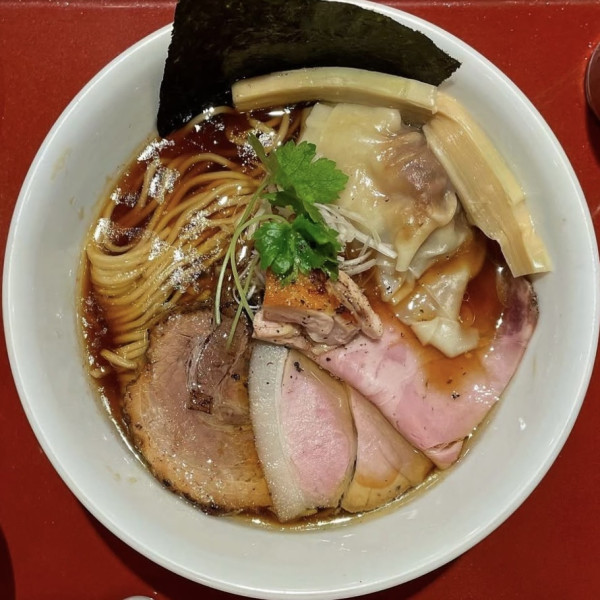 「比内地鶏とホロホロ鳥の 蔵出し醤油そば」@麦と麺助 新梅田中津店の写真