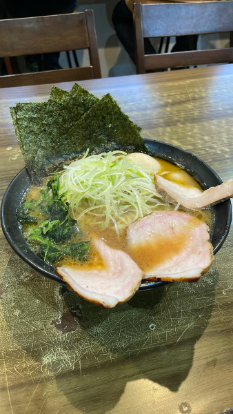 「天王ラーメン（中盛り）」@横浜家系らーめん 天王家 寒川総本店の写真