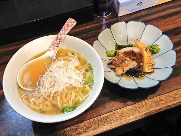 「焼きカサゴの塩ラーメンとカサゴの1品セット、など」@稲荷屋の写真
