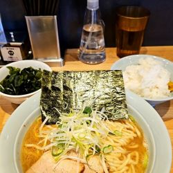 豚骨醤油ラーメン(大)＋わかめ＋大ライス🍚