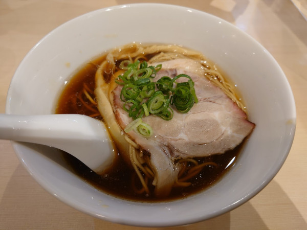 「醤油らぁ麺」@らぁ麺 まる鈴の写真