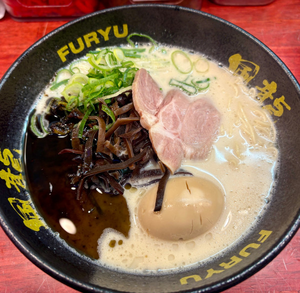 「黒マー油半熟味玉とんこつラーメン＋替玉2玉」@とんこつラーメン 博多風龍 渋谷店の写真