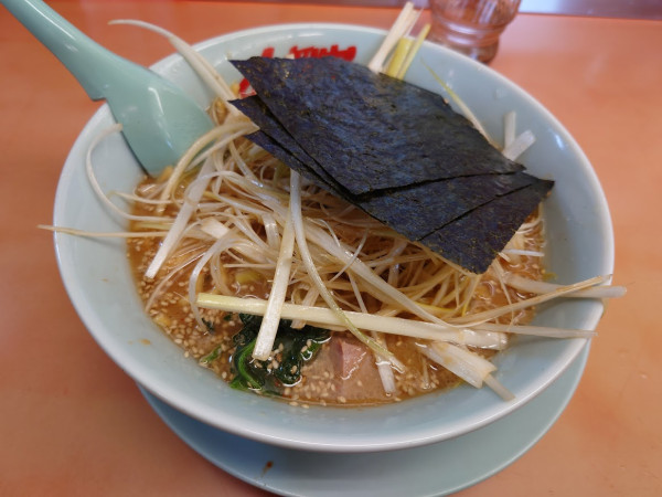 「味噌ネギラーメン + 白髪ネギ」@ラーメン山岡家 さいたま宮前店の写真