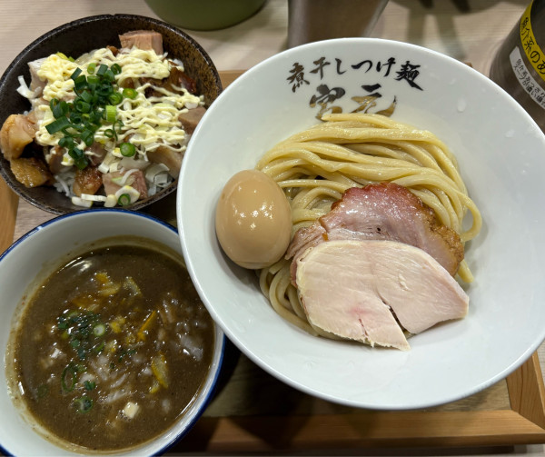 「味玉極濃煮干しつけ麺中盛　吊るし焼きチャーシュー丼」@煮干しつけ麺 宮元の写真