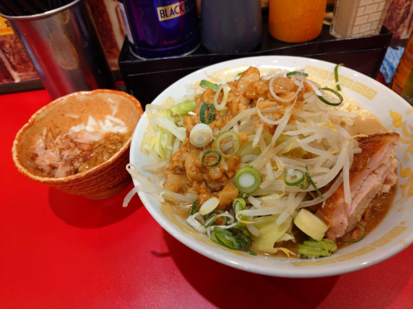 「ラーメン（中）＋アックマン」@それいけ！たかちゃんラーメン 群馬千代田店の写真