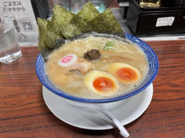 「得製煮干し肉汁らーめん」@らーめん酒場 まる幸の写真