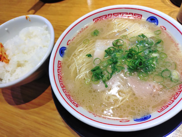「ラーメンライスセット、ランチ替玉」@豚骨ラーメン そらのいろ 麹町本舗の写真